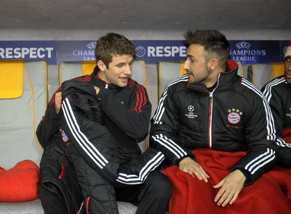 22.11.2011, Fussball UEFA-Champions-League, Vorrunde 5.Spieltag: FC Bayern München - FC Villarreal, in der Münchner Allianz-Arena. v.li: Thomas Müller (Bayern München) Diego Contento (Bayern München).