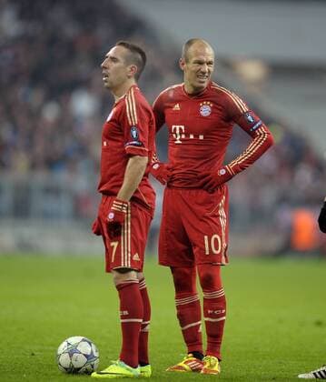 22.11.2011, Fussball UEFA-Champions-League, Vorrunde 5.Spieltag: FC Bayern München - FC Villarreal, in der Münchner Allianz-Arena. v.li: Franck Ribery (München) und Arjen Robben (München) vor dem Freistoss.