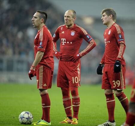 22.11.2011, Fussball UEFA-Champions-League, Vorrunde 5.Spieltag: FC Bayern München - FC Villarreal, in der Münchner Allianz-Arena. v.li: Franck Ribery (München) und Arjen Robben (München) und Toni Kroos (Bayern München) vor dem Freistoss.