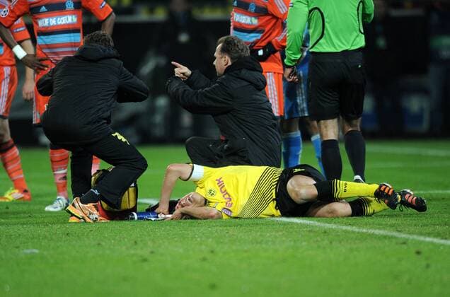 06-12-2011, Fussball, Saison 2011-2012, UEFA Champions League, Vorrunde, 6. Spieltag, Borussia Dortmund - Olympique Marseille 2-3 Sebastian Kehl (Borussia Dortmund) liegt mit einer Platzwunde auf dem Rasen, Mannschaftsarzt Dr. Markus Braun (Borussia Dortmund) zeigt an, das Kehl ausgewechselt werden muss