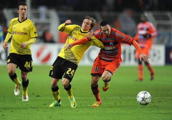 06-12-2011, Fussball, Saison 2011-2012, UEFA Champions League, Vorrunde, 6. Spieltag, Borussia Dortmund - Olympique Marseille 2-3 Chris Löwe (Borussia Dortmund), mi., im Duell gegen Morgan Amalfitano (Marseille)