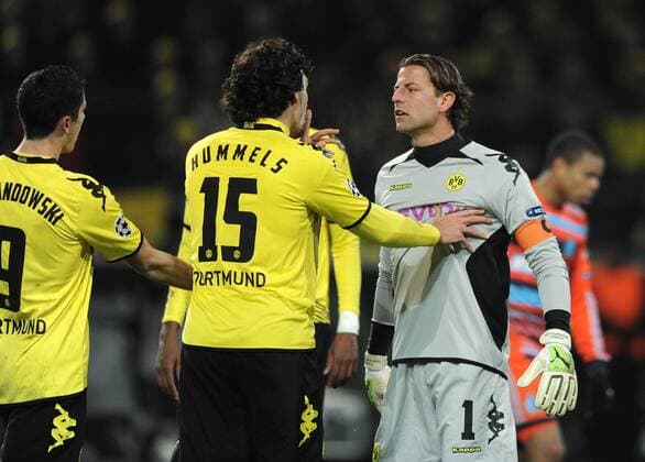 06-12-2011, Fussball, Saison 2011-2012, UEFA Champions League, Vorrunde, 6. Spieltag, Borussia Dortmund - Olympique Marseille 2-3 Mats Hummels (Borussia Dortmund), li., versucht Torhüter Roman Weidenfeller (Borussia Dortmund) zu beruhigen