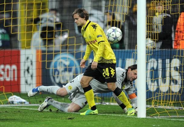 06-12-2011, Fussball, Saison 2011-2012, UEFA Champions League, Vorrunde, 6. Spieltag, Borussia Dortmund - Olympique Marseille 2-3 Andre Ayew (Marseille, nicht auf dem Bild) erzielt das Tor zum 2-2, Torhüter Roman Weidenfeller (Borussia Dortmund), re., und Chris Löwe (Borussia Dortmund) sind geschlagen