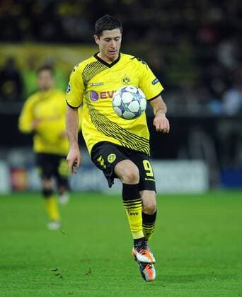 FUSSBALL CHAMPIONS LEAGUE SAISON 2011 2012 Borussia Dortmund - Olympique Marseille 06.12.2011 Robert Lewandowski (Borussia Dortmund) Einzelaktion am Ball