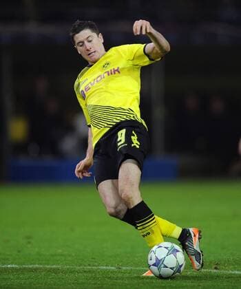 FUSSBALL CHAMPIONS LEAGUE SAISON 2011 2012 Borussia Dortmund - Olympique Marseille 06.12.2011 Robert Lewandowski (Borussia Dortmund) Einzelaktion am Ball