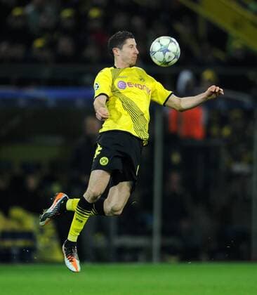 FUSSBALL CHAMPIONS LEAGUE SAISON 2011 2012 Borussia Dortmund - Olympique Marseille 06.12.2011 Robert Lewandowski (Borussia Dortmund) Einzelaktion am Ball