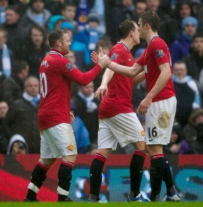 .Manchester United s Wayne Rooney celebrates scoring the third goal against Manchester City from the penalty spot with team-mate Michael Carrick during the FA Cup 3rd Round match at the City of Manchester Stadium. xHOCHxZWEIx xPropagandax
