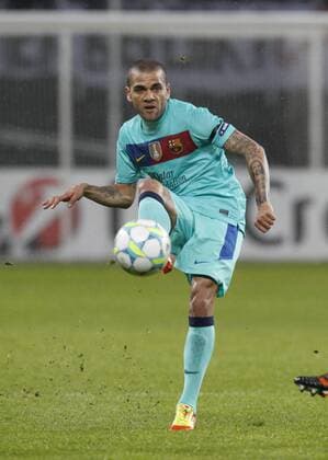 Deutschland, Herren Fussball, UEFA Champions League Achtelfinale Bayer 04 Leverkusen vs. FC Barcelona 14.02.2012, Bayarena Leverkusen ,Daniel Alves, FC barca, Aktion,