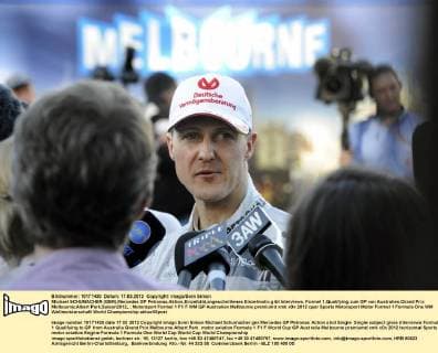 Michael SCHUMACHER (GER),Mercedes GP Petronas,Aktion,Einzelbild,angeschnittenes Einzelmotiv,gibt Interviews. Formel 1,Qualifying zum GP von Australien,Grand Prix Melbourne,Albert Park,Saison2012,