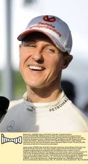 Michael SCHUMACHER (GER),Mercedes GP Petronas,Aktion,Einzelbild,angeschnittenes Einzelmotiv,Portraet,Portrait,Porträt,lacht,lachen,lachend,optimistisch,gutgelaunt,nach dem Qualifying. Motorsport:Formel 1,Qualifying zum GP von Malaysia auf dem Sepang Circuit,Kuala Lumpur,Saison2012,