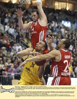 Yassin Idbihi, ALBA Berlin, mitte mit Ball, hinten Jared homan und rechts Demond Greene, beide Bayern, Zweikampf, Kampf, Dribbling, Aktion, hoch ALBA Berlin vs FC Bayern München , BBL , Beko Basketball-Bundesliga, Deutschland, Herren Berlin,31.3.2012 O2 World Halle