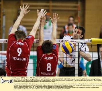 Roko SIKIRIC (Berlin Recycling Volleys) schlägt innen am Hachinger Block vorbei, Max GÜNTHÖR, GUENTHOER (9) und Branislav SKLADANY (Generali Haching) Volleyball, Männer, playoff, Finale, Generali Haching vs Berlin Recycling Volleys, 07.04.2012, GER, Deutschland,