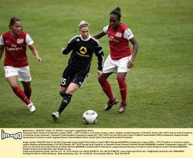 Rückspiel UEFA Womens Champions League UWCL, 1 FFC Frankfurt vs Arsenal London Ladies, Stadion am Brentanobad, 21.04.2012, Saison 2011 2012: Svenja Huth (Frankfurt) vs Danielle Carter (Arsenal)