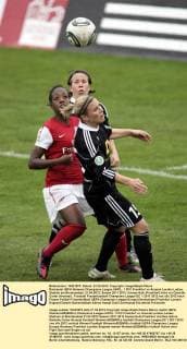 Rückspiel UEFA Womens Champions League UWCL, 1 FFC Frankfurt vs Arsenal London Ladies, Stadion am Brentanobad, 21.04.2012, Saison 2011 2012: Svenja Huth (Frankfurt) klärt vor Danielle Carter (Arsenal)