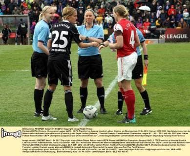 Rückspiel UEFA Womens Champions League UWCL, 1 FFC Frankfurt vs Arsenal London Ladies, Stadion am Brentanobad, 21.04.2012, Saison 2011 2012: Handshake zwischen den Mannschaftskapitänen Saskia Bartusiak (Frankfurt) und Jayne Ludlow (Arsenal)