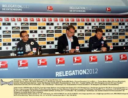 Fussball, Herren, Saison 2011 2012, Relegation zur 1. Bundesliga, Hinspiel, Hertha BSC Berlin - Fortuna Düsseldorf 1:2, im Bild: v. l. Trainer Norbert Meier (Fortuna Düsseldorf), Sprecher Peter Bohmbach (Hertha), Trainer Otto Rehhagel (Hertha BSC), Pressekonferenz, 10.05. 2012,