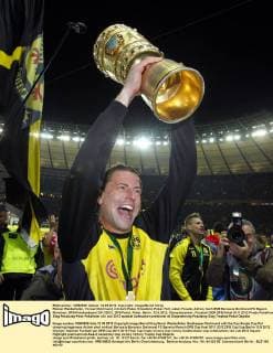 Roman Weidenfeller, Torwart Dortmund, mit dem Pokal, Einzelbild, Pokal, Pott, Jubel, Freude, Aktion, hoch BVB Borussia Dortmund-FC Bayern München, DFB-Pokalendspiel 2011 2012, DFB-Pokal, Pokal, Berlin, 12.5.2012, Olympiastadion