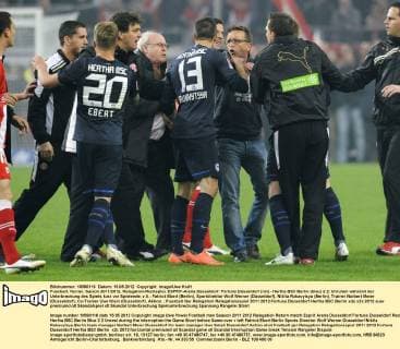 Fussball, Herren, Saison 2011 2012, Relegation-Rückspiel, ESPRIT-Arena Düsseldorf: Fortuna Düsseldorf (rot) - Hertha BSC Berlin (blau) 2:2; Unruhen während der Unterbrechung des Spiels kurz vor Spielende, v.li.: Patrick Ebert (Berlin), Sportdirektor Wolf Werner (Düsseldorf), Nikita Rukavytsya (Berlin), Trainer Norbert Meier (Düsseldorf), Co-Trainer Uwe Klein (Düsseldorf), Aktion.