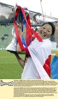 Ami OTAKI, LYON Damen 22 jubel Champions League Pokal, Trophäe, Trophy, Jubel, Freude, Emotionen, Feiern, Lachen, jubelt, freuen, reisst die Arme hoch, ballt die Faust FFC FRANKFURT - OLYMPIGUE LYON ( - ) Fussball DAMEN UEFA Champions League Finale, Olympiastadion MÜNCHEN, 17.05.2012 CL Saison 2011 2012