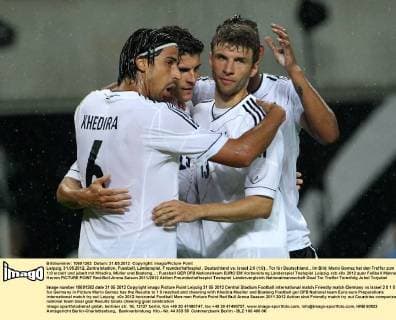 Leipzig, 31.05.2012, Zentralstadion, Fussball, Länderspiel, Freundschaftsspiel , Deutschland vs. Israel 2:0 (1:0) , Tor für Deutschland. , Im Bild: Mario Gomez hat den Treffer zum 1:0 erzielt und jubelt mit Khedira, Müller und Boateng. ,