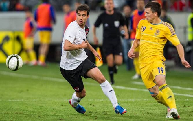 01.06.2012, Tivoli, Innsbruck, AUT, UEFA EURO 2012, Testspiel, Österreich vs Ukraine, im Bild György Garics, (AUT, 02), Evgen Konoplyanka, (UKR, 19)