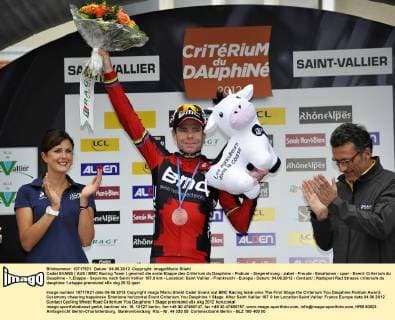 Cadel EVANS ( AUS BMC Racing Team ) gewinnt die erste Etappe des Criterium du Dauphine - Podium - Siegerehrung - Jubel - Freude - Emotionen - quer - Event: Criterium du Dauphine - 1.Etappe - Seyssins nach Saint Vallier 187.0 km - Location: Saint Vallier - Frankreich - Europa - Datum: 04.06.2012 - Contact