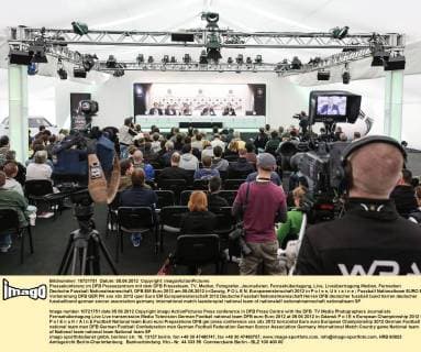 Pressekonferenz im DFB Pressezentrum mit dem DFB Presseteam, TV, Medien, Fotografen ,Journalisten, Fernsehübertagung, Live, Liveübertragung Medien, Fernsehen Deutsche Fussball Nationalmannschaft, DFB EM Euro 2012 am 05.06.2012 in Danzig, P O L E N, Europameisterschaft 2012 in P o l e n, U k r a i n e