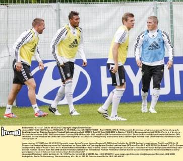 Jerome BOATENG, 20 DFB, Lukas PODOLSKI, Nr.10 DFB Bastian SCHWEINSTEIGER , Toni KROOS, DFB Nr.18 Gymnastik, Stretching, aufwärmen,warm-up,Vorbereitung aufs Spiel,warmmachen Training Deutsche Fussball Nationalmannschaft, DFB EM Euro 2012 am 05.06.2012 in Danzig, P O L E N, Europameisterschaft 2012 in P o l e n, U k r a i n e