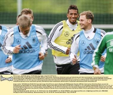 Jerome BOATENG, 20 DFB, Benedikt HÖWEDES, DFB Nr.3,Gymnastik, Stretching, aufwärmen,warm-up,Vorbereitung aufs Spiel,warmmachen Training Deutsche Fussball Nationalmannschaft, DFB EM Euro 2012 am 05.06.2012 in Danzig, P O L E N, Europameisterschaft 2012 in P o l e n, U k r a i n e