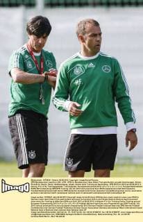 DFB Bundestrainer Joachim LÖW, LÖW , DFB Co Bundestrainer Hans Dieter Flick gestikuliert und gibt Anweisungen, Aktion, Einzelbild, Gestik, Geste, Handbewegung, zeigen, deuten beim Training am Nachmittag , DFB EM Euro 2012 am 06.06.2012 in Danzig, P O L E N, Trainingsgelände, Trainingsplatz, Europameisterschaft 2012 in P o l e n, U k r a i n e