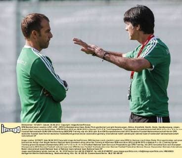 DFB Bundestrainer Joachim LÖW, LÖW , DFB Co Bundestrainer Hans Dieter Flick gestikuliert und gibt Anweisungen, Aktion, Einzelbild, Gestik, Geste, Handbewegung, zeigen, deuten beim Training am Nachmittag , DFB EM Euro 2012 am 06.06.2012 in Danzig, P O L E N, Trainingsgelände, Trainingsplatz, Europameisterschaft 2012 in P o l e n, U k r a i n e