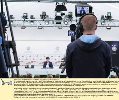 DFB Bundestrainer Joachim LÖW, LÖW Trainer, Coach, Cheftrainer, Headcoach bei der Pressekonferenz, Portrait, Porträt Einzelbild, Geste, Gestik, Mimik , DFB EM Euro 2012 am 07.06.2012 in Danzig, P O L E N, Trainingsgelände, Trainingsplatz, Europameisterschaft 2012 in P o l e n, U k r a i n e