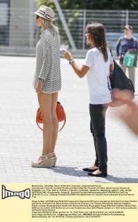Lena Gercke, Freundin von Sami Khedira und Silvia Meichel, Freundin von Mario Gomez bei der Anreise am Flughafen Lviv, Frau, Ehefrau, Partnerin, Freundin, zusammen, Spielerfrau, Begleitung, weiblich, wife, woman, DEUTSCHLAND, Gruppenspiel, Gruppe B , Deutsche Fussball Nationalmannschaft, DFB EM Euro 2012 am 09.06.2012 in Lviv, Lemberg