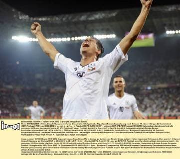 Mario GOMEZ (GER) ,Aktion,Einzelbild,angeschnittenes Einzelmotiv,Halbfigur,halbe FigurJubel,Freude,Begeisterung, nach Tor zum 1-0. Spiel 4,Gruppe B, Deutschland (GER)-Portugal (POR), am 09.06.2012 in L e m b e r g L v i v. Fussball UEFA EURO 2012 P .