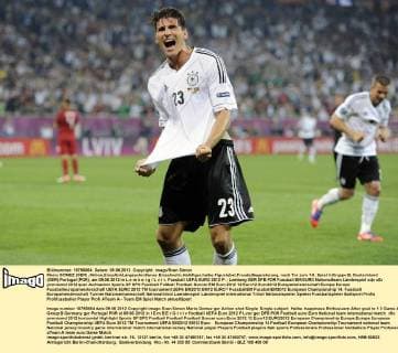 Mario GOMEZ (GER) ,Aktion,Einzelbild,angeschnittenes Einzelmotiv,Halbfigur,halbe FigurJubel,Freude,Begeisterung, nach Tor zum 1-0. Spiel 4,Gruppe B, Deutschland (GER)-Portugal (POR), am 09.06.2012 in L e m b e r g L v i v. Fussball UEFA EURO 2012 P .
