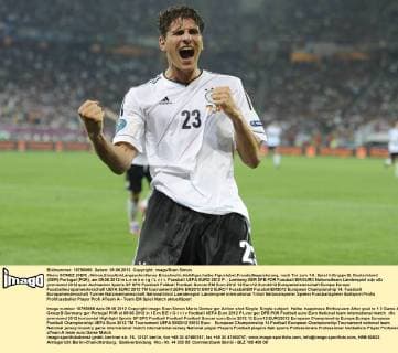 Mario GOMEZ (GER) ,Aktion,Einzelbild,angeschnittenes Einzelmotiv,Halbfigur,halbe FigurJubel,Freude,Begeisterung, nach Tor zum 1-0. Spiel 4,Gruppe B, Deutschland (GER)-Portugal (POR), am 09.06.2012 in L e m b e r g L v i v. Fussball UEFA EURO 2012 P .