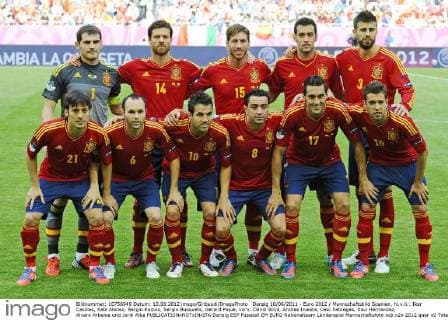 Danzig 10 06 2011 - Euro 2012 Mannschaftsbild Spanien, hi.v.li.: Iker Casillas, Xabi Alonso, Sergio Ramos, Sergio Busquets, Gerard Pique, vorn: David Silva, Andres Iniesta, Cesc Fabregas, Xavi Hernandez, Alvaro Arbeloa und Jordi Alba