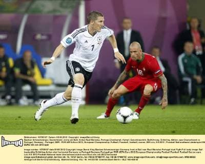 Bastian Schweinsteiger, Deutschland, vorne am Ball, hinten Raul Meireles, Portugal,Zweikampf, Kampf, Ganzkörperbild, Ballführung, Dribbling, Aktion, quer Deutschland vs Portugal, Germany - Portugal, GER - POR UEFA-Euro 2012, European Championship, Fußball, Fussball, football, soccer, EM Lviv, 9.6.2012