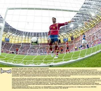 Sergio RAMOS (ESP) schiesst nach dem Gegentor zum 1:0 für Italien verärgert den Ball in das Netz, enttaeuscht, enttäuscht, Enttäuschung, Enttaeuschung, nachdenklich, nachdenkend, Wut, wütend, ganze Figur, Gruppe C, Spiel 5, Spanien (ESP) - Italien (ITA) 1:1, am 10.06.2012 in D a n z i g P o l e n Fussball UEFA EURO 2012 P o l e n U k r a i n e vom 08.06. - 01.07.2012.