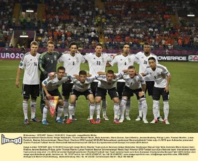 Mannschaftsbild Deutschland: Holger Badstuber, Torwart Manuel Neuer, Mats Hummels, Mario Gomez, Sami Khedira, Jerome Boateng, Philipp Lahm, Thomas Mueller, Lukas Podolski, Bastian Schweinsteiger, Mesut Oezil