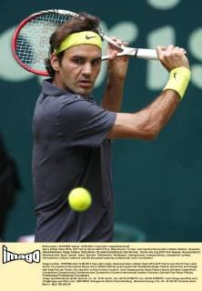 Gerry Weber Open 2012, ATP Tennis Herren World Tour, Rasentennis Turnier, International Series,Gerry Weber Stadion, Grasplatz, Halle Westfalen, Roger Federer (SUI),Aktion, Einzelbild,Halbkörper,Hochformat,