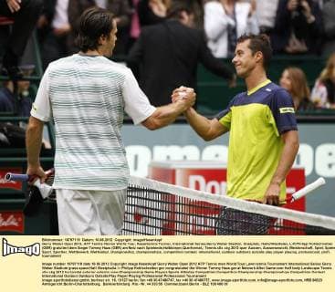 Gerry Weber Open 2012, ATP Tennis Herren World Tour, Rasentennis Turnier, International Series,Gerry Weber Stadion, Grasplatz, Halle Westfalen, L-R.Philipp Kohlschreiber (GER) gratuliert dem Sieger Tommy Haas (GER) am Netz nach Spielende,Halbkörper,Querformat,