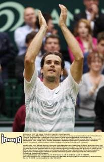 Gerry Weber Open 2012, ATP Tennis Herren World Tour, Rasentennis Turnier, International Series,Gerry Weber Stadion, Grasplatz, Halle Westfalen, Tommy Haas (GER) streckt die Arme hoch und applaudiert nach seinem Sieg, Jubel,Freude,Emotion,Einzelbild,Halbkörper,Hochformat,