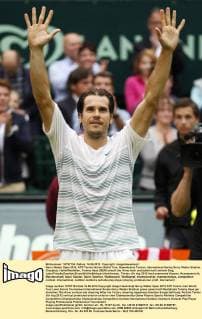 Gerry Weber Open 2012, ATP Tennis Herren World Tour, Rasentennis Turnier, International Series,Gerry Weber Stadion, Grasplatz, Halle Westfalen, Tommy Haas (GER) streckt die Arme hoch und jubelt nach seinem Sieg, Jubel,Freude,Emotion,Einzelbild,Halbkörper,Hochformat,