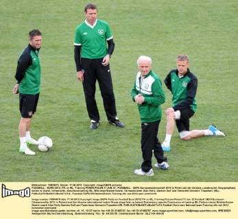 FUSSBALL - EURO 2012, ITA vs IRL, Training POSEN,POLEN,17.JUN.12 - FUSSBALL - UEFA Europameisterschaft 2012 in Polen und der Ukraine, Länderspiel, Gruppenphase, Italien vs Irland, Vorberichte, Abschlusstraining IRL. Bild zeigt Robbie Keane, Tormanntrainer Alan Kelly, Damien Duff und Teamchef Giovanni Trapattoni (IRL).