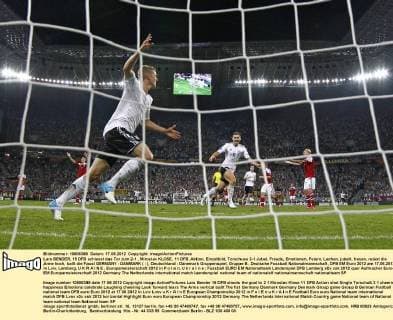 Lars BENDER, 15 DFB schiesst das Tor zum 2-1 , Miroslav KLOSE, 11 DFB ,Aktion, Einzelbild, Torschuss 2-1 Jubel, Freude, Emotionen, Feiern, Lachen, jubelt, freuen, reisst die Arme hoch, ballt die Faust GERMANY - DANMARK ( : ), Deutschland - Dänemark Gruppenspiel, Gruppe B , Deutsche Fussball Nationalmannschaft, DFB EM Euro 2012 am 17.06.2012 in Lviv, Lemberg, U K R A I N E , Europameisterschaft 2012 in P o l e n, U k r a i n e