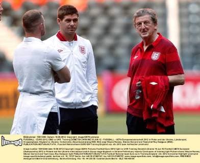FUSSBALL - EURO 2012, ENG vs UKR, Training DONETSK,UKRAINE,18.JUN.12 - FUSSBALL - UEFA Europameisterschaft 2012 in Polen und der Ukraine, Länderspiel, Gruppenphase, England vs Ukraine, Vorberichte, Abschlusstraining ENG. Bild zeigt Wayne Rooney, Steven Gerrard und Teamchef Roy Hodgson (ENG).