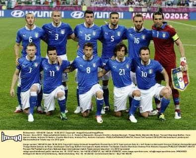 Poznan - Euro 2012 - Mannschaftsbild Italien, hi.v.li.: Federico Balzaretti, Giorgio Chiellini, Andrea Barzagli, Thiago Motta, Daniele De Rossi, Torwart Gianluigi Buffon; Vorn: Iganzio Abate, Antonio Di Natale, Claudio Marchisio, Andrea Pirlo, Antonio Cassano -