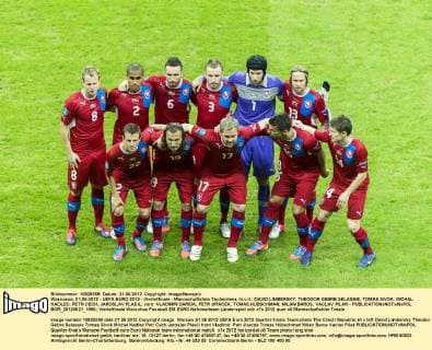 Warszawa, 21.06.2012 - UEFA EURO 2012 - Viertelfinale - Mannschaftsfoto Tschechien, hi.v.li.: DAVID LIMBERSKY, THEODOR GEBRE SELASSIE, TOMAS SIVOK, MICHAL KADLEC, PETR CECH, JAROSLAV PLASIL; vorn: VLADIMIR DARIDA, PETR JIRACEK, TOMAS HÜBSCHMAN, MILAN BAROS, VACLAV PILAR - BOR_20120621_1996