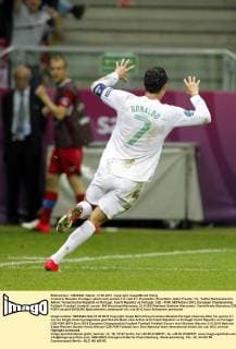 Cristiano Ronaldo, Portugal, jubelt nach seinem Tor zum 0:1, Freisteller, Einzelbild, Jubel, Freude, Tor, Treffer,Rückenansicht, Aktion Tschechische Republik vs Portugal, Czech Republic vs Portugal, CZE - POR, UEFA-Euro 2012, European Championship, Fußball, Fussball, football, soccer, EM Warschau Warszawa, 21.6.2012 National Stadium Warszawa